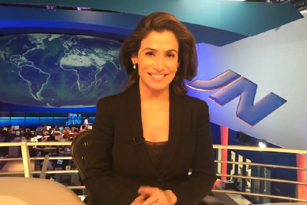 Renata Vasconcelos na bancada do JN