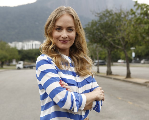 Angélica faz sucesso ao posar de biquíni e exibir barriga sequinha: “Gata”