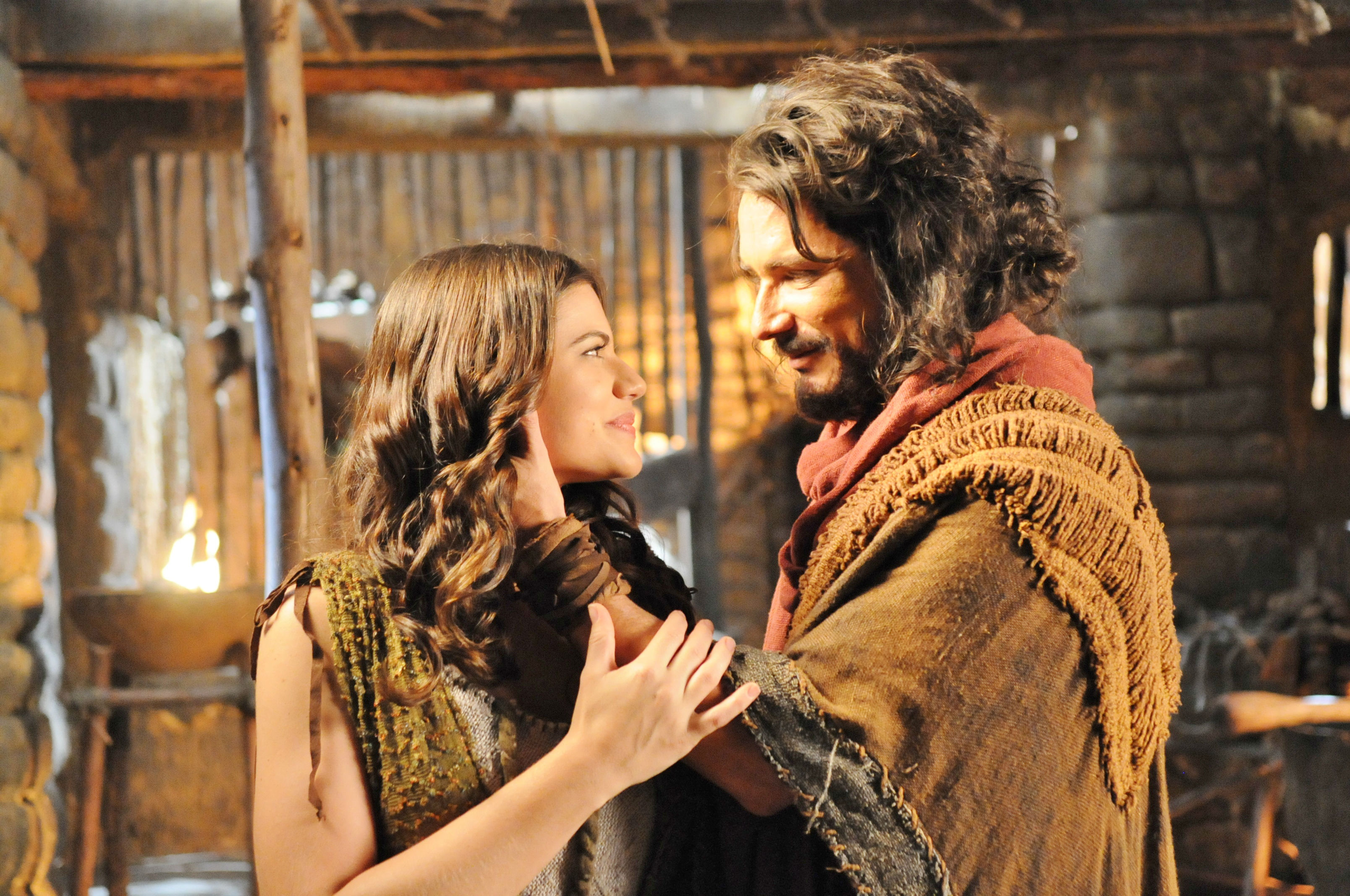 Eliseba (Gabriela Durlo) e Arão (Petrônio Gontijo) em Os Dez Mandamentos