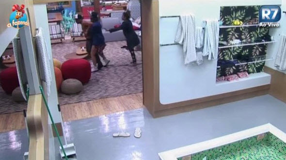 Douglas e Thiago brigam A fazenda