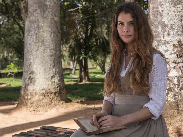 Alinne Moraes foi internada com crise renal