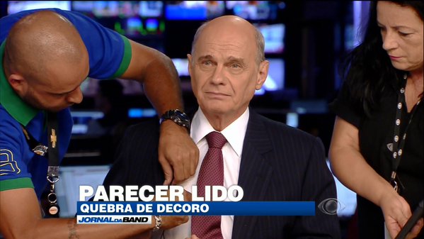 Erro no Jornal da Band faz equipe aparecer ajustando microfone de Ricardo Boechat