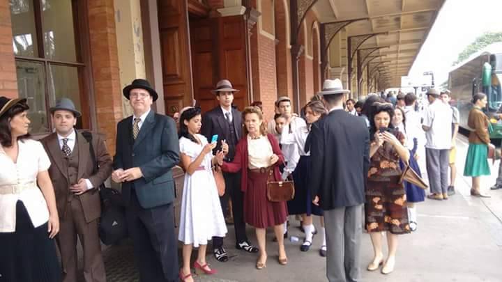 Figurantes gravam Êta Mundo Bom! na Estação da Luz