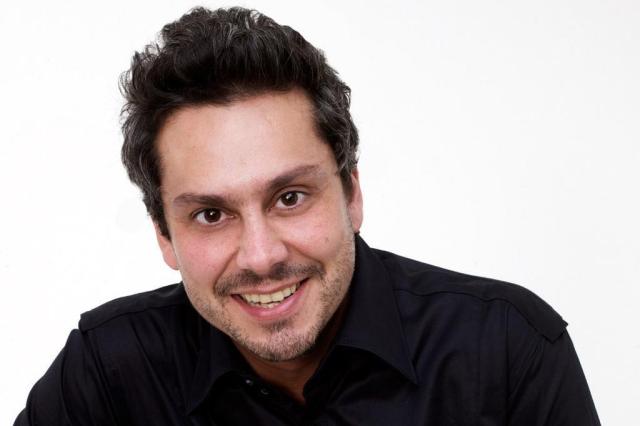 Alexandre Nero surge em foto fofa ensinando o filho de um ano a tocar cavaquinho