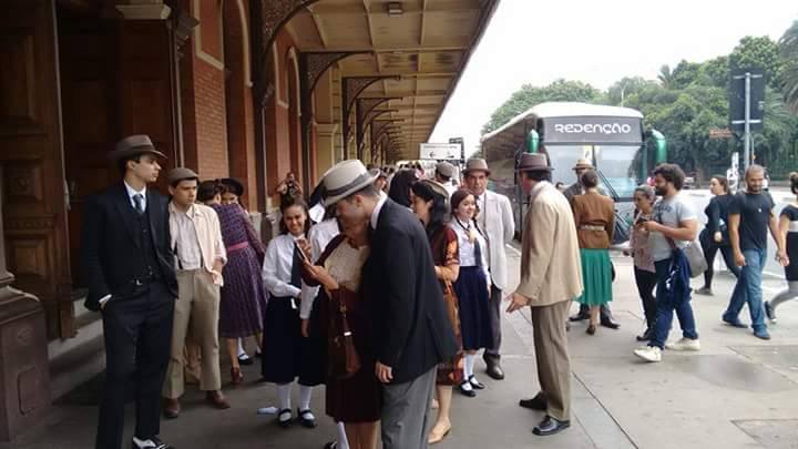 Figurantes gravam Êta Mundo Bom! na Estação da Luz