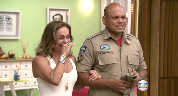 Cissa Guimarães chora durante o É de Casa