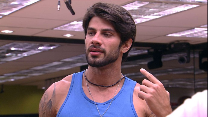 BBB 16 | Após provocação de Ana Paula, Renan finalmente admite ter dentes de porcelana: 