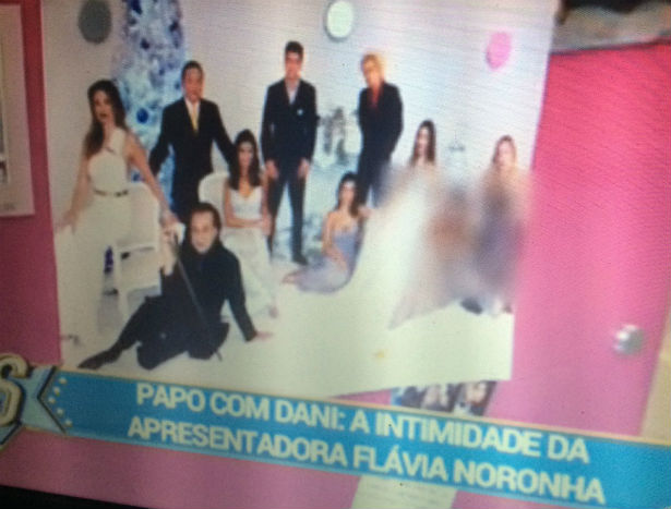Apresentadora é borrada em foto por RedeTV! por problemas judiciais