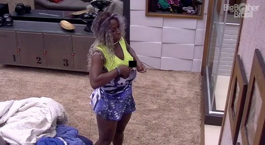 BBB 16 Seio de Adélia fica de fora durante troca de roupa