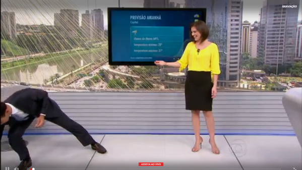 Brinco de Eliana Marques cai e César Tralli pega o acessório ao vivo em jornal
