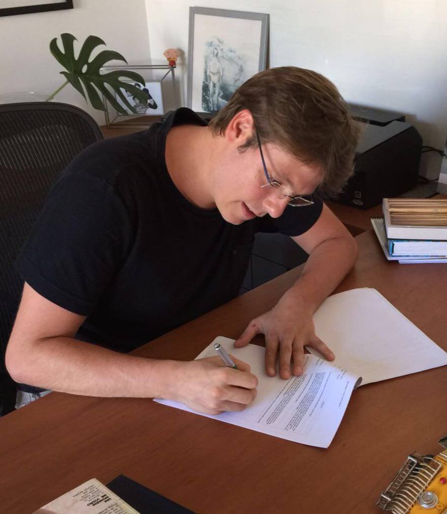 Fábio Porchat finalmente assina contrato com a Record