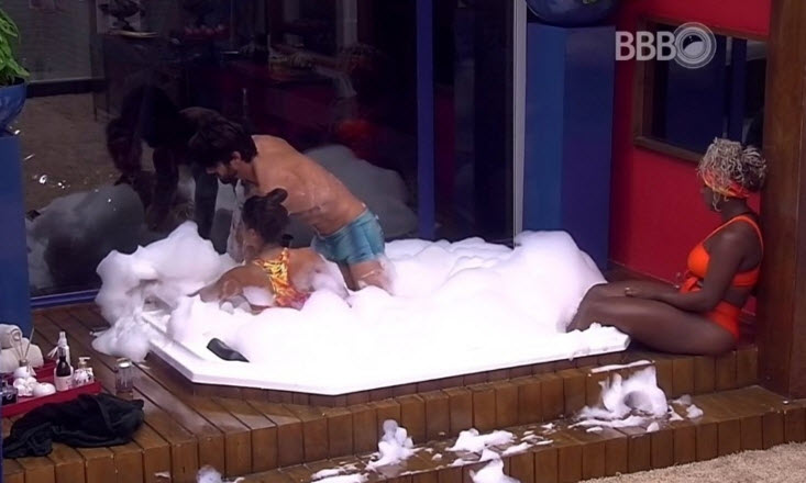 Juliana e Renan Banheira BBB 16