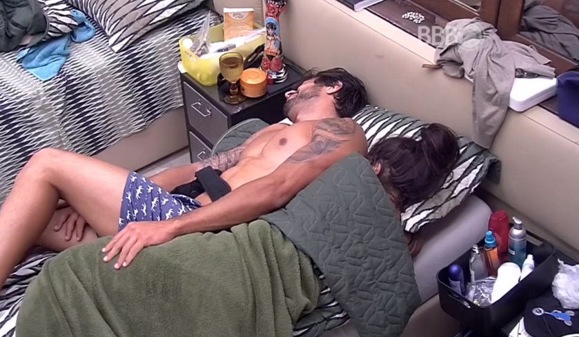 BBB 16 | Renan foge de Munik e acaricia a perna de Juliana