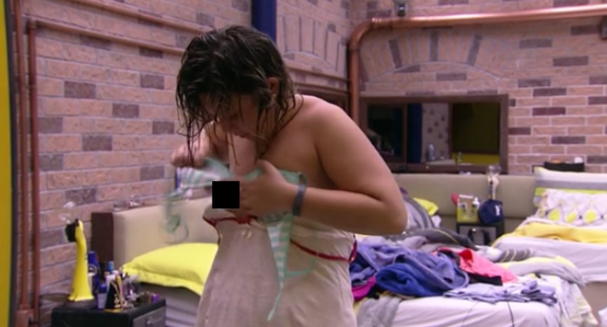 BBB 16 Cacau se atrapalha e deixa o seio à mostra