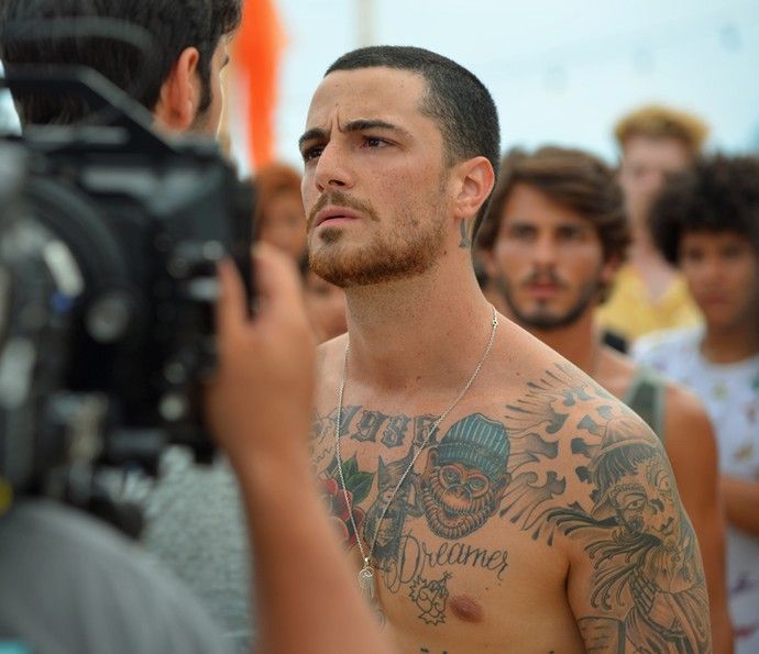 Felipe Tito beija mulher casada