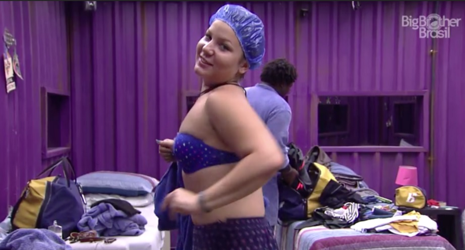 BBB 16 | Ronan chama Cacau novamente de assanhada e ela retruca: 