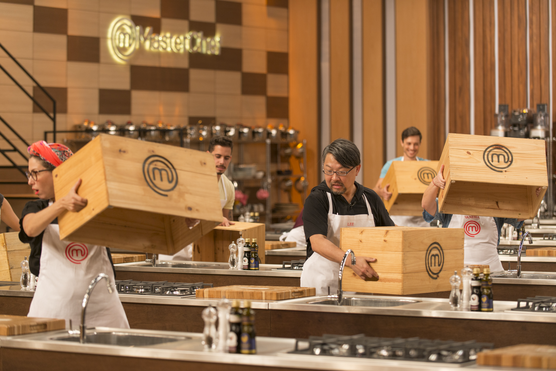 Candidatos enfrentam mais um desafio da Caixa Misteriosa no MasterChef
