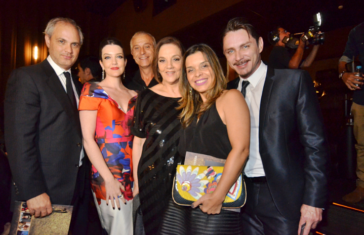 Elenco assiste Os-Dez-Mandamentos