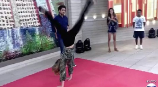 Ana Furtado calça rasgada