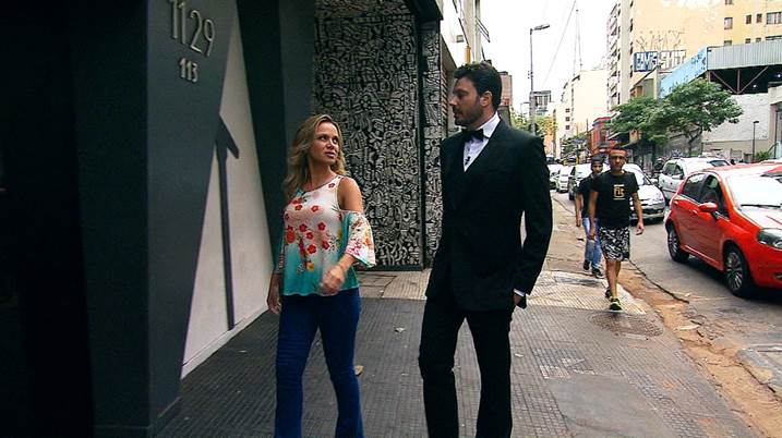 Danilo Gentili faz homenagem para sua mãe no programa Eliana