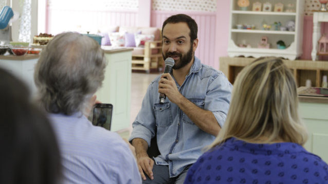 Lucas Gentil substitui Adriana Cechetti na direção do Bake Off Brasil