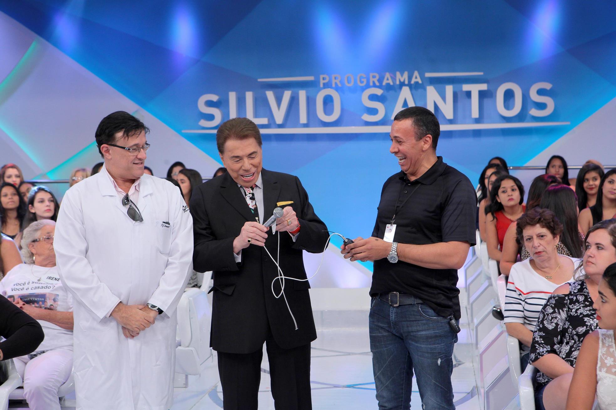 Silvio Santos revela porque abandonou microfone