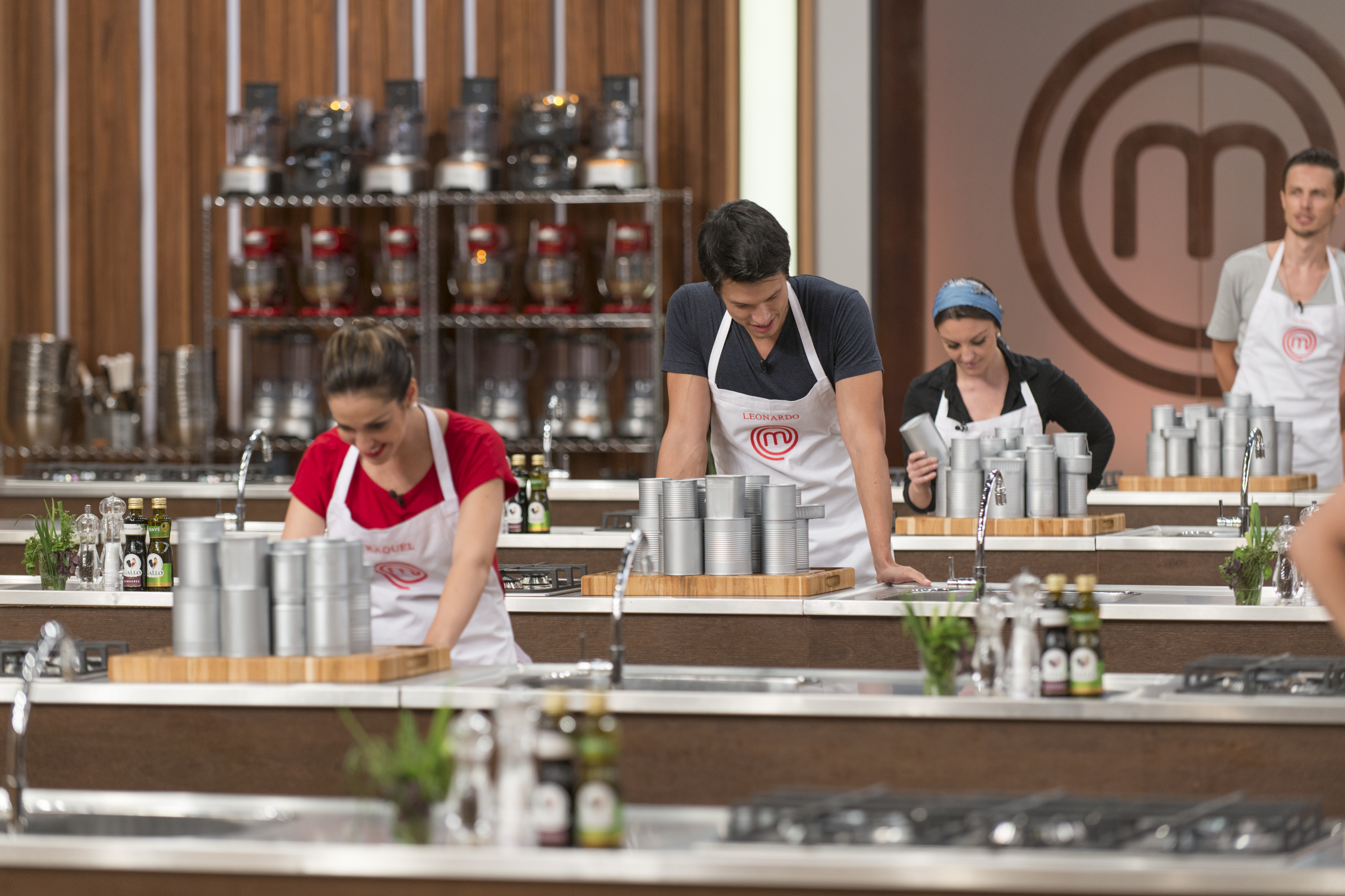 Cozinheiros do MasterChef encaram Caixa Misteriosa com produtos enlatados