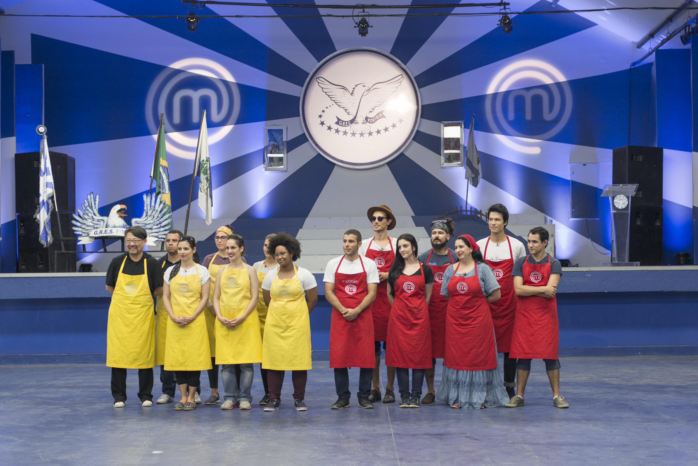 Cozinheiros do MasterChef na quadra da portela