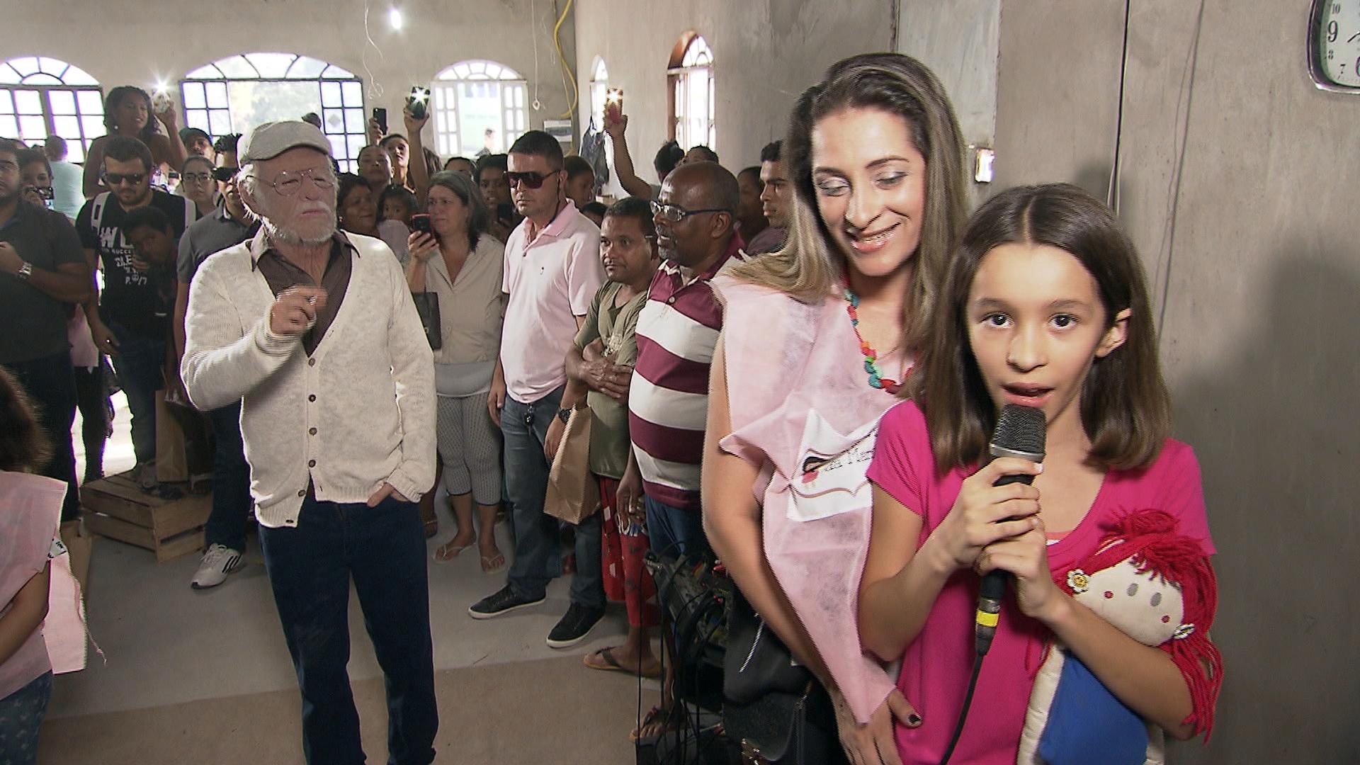 Marina tem 10 anos e ajuda pessoas carentes
