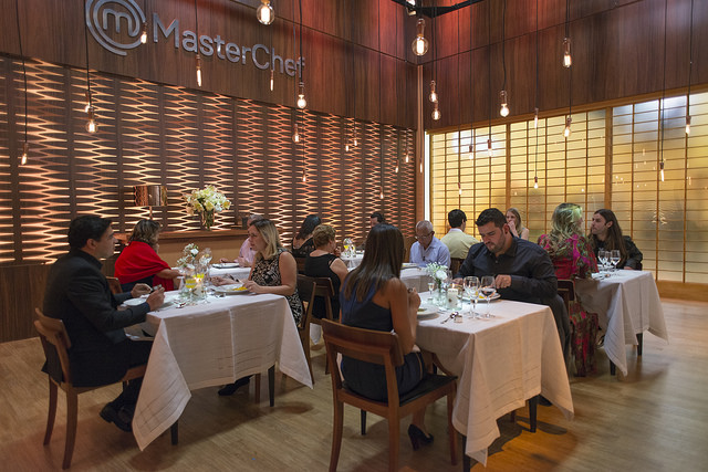 Casais em jantar romântico no MasterChef