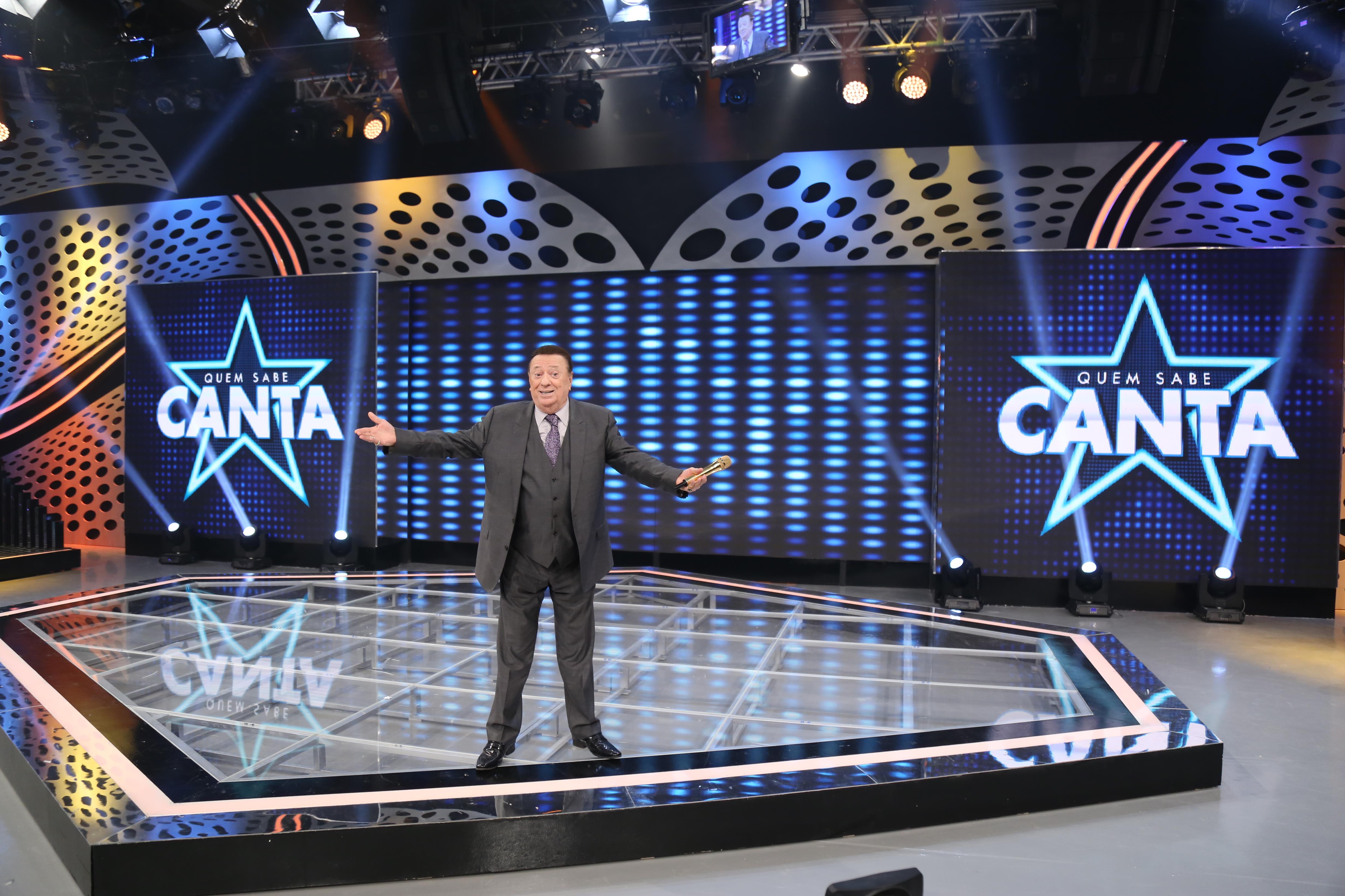 Raul Gil estreia novo cenário