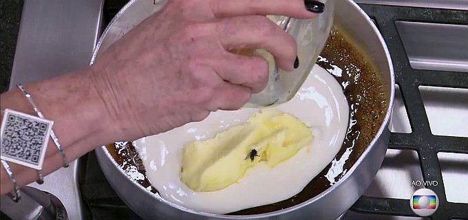 Ana Maria Braga 'adiciona' mosca durante a preparação da receita