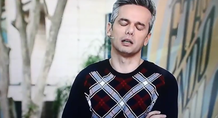 Otaviano Costa paga mico no Vídeo Show