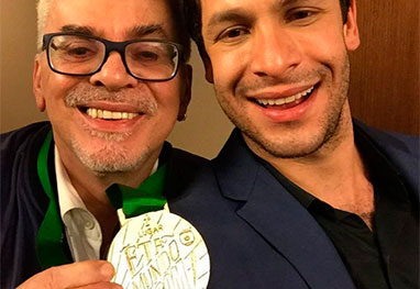 Walcyr Carrasco recebe homenagem pelo bom desempenho no folhetim