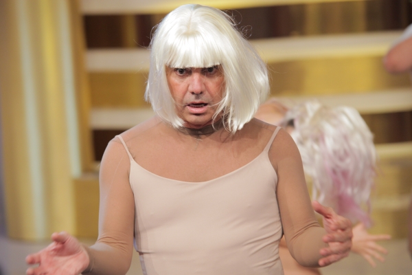 João Kleber imita a cantora Sia