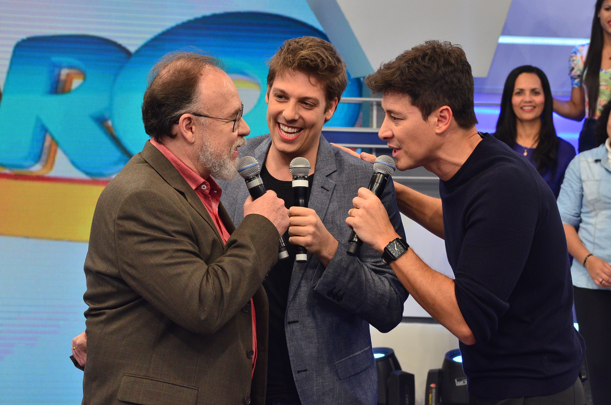 Fabio Porchat faz pegadinha na Hora do Faro