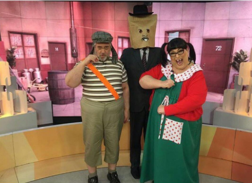 Apresentadores do Fofocando se vestem de Chaves