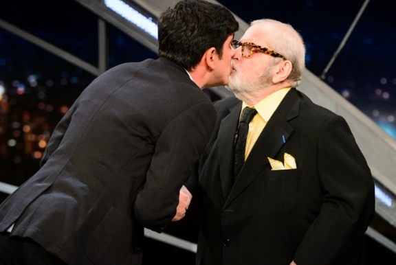 Marcelo Adnet e Jô Soares dão selinho