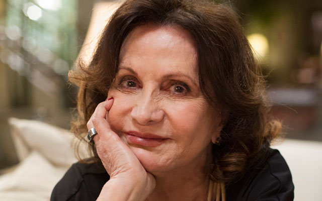 Atriz de 80 anos posta foto de biquíni e se surpreende: 'Choveram elogios'