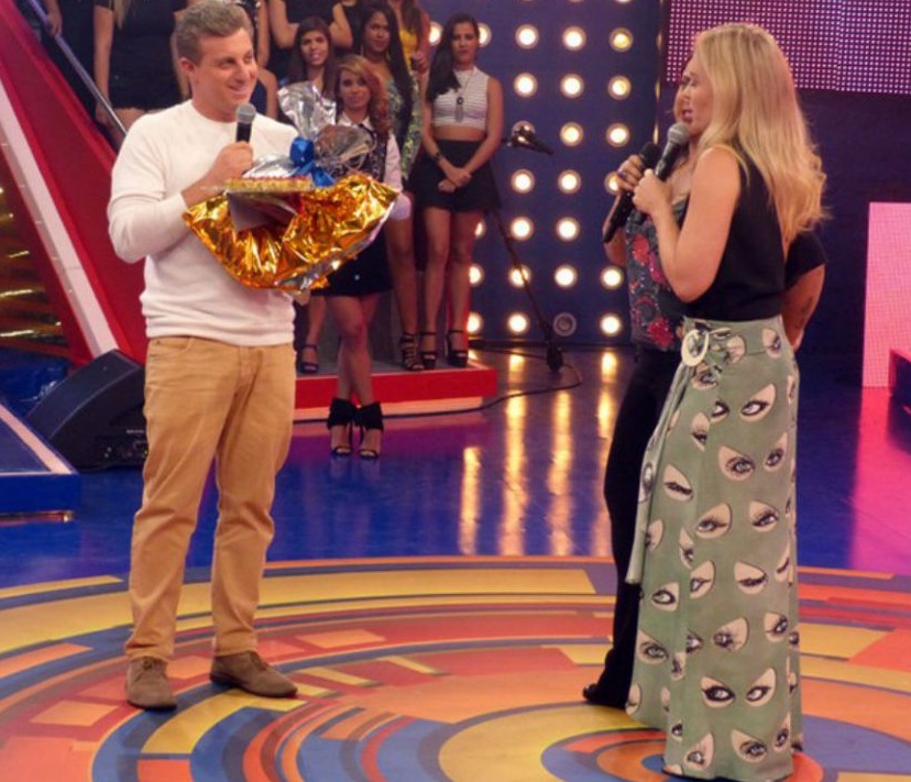 Angélica homenageia o marido nas redes sociais