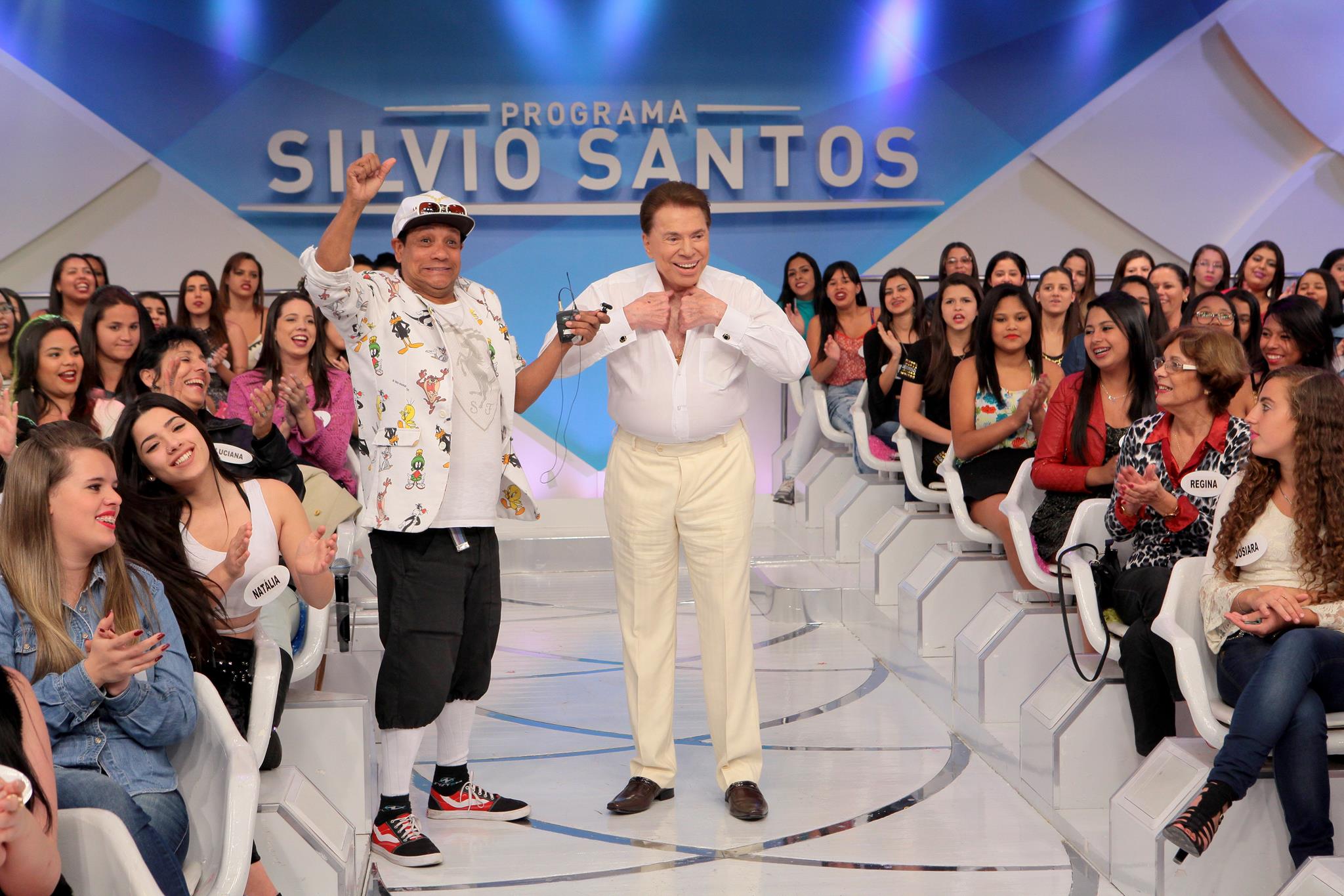 Silvio Santos faz striptease
