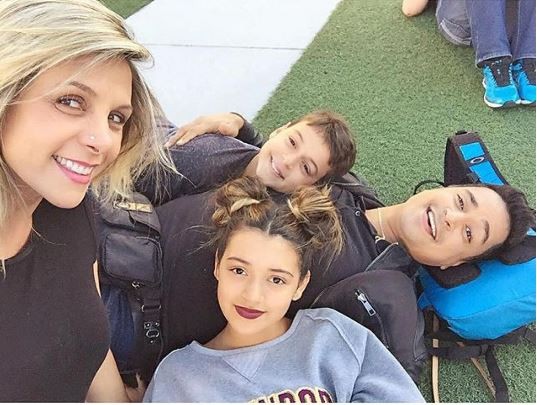 Carla Perez e Xanddy revelam rotina dos filhos nos Estados Unidos: ''Trabalham e estudam''
