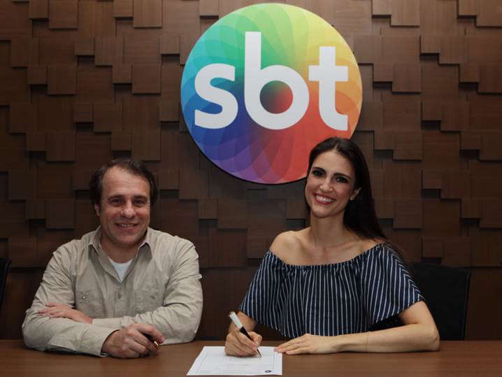 chris flores assina contrato com o SBT