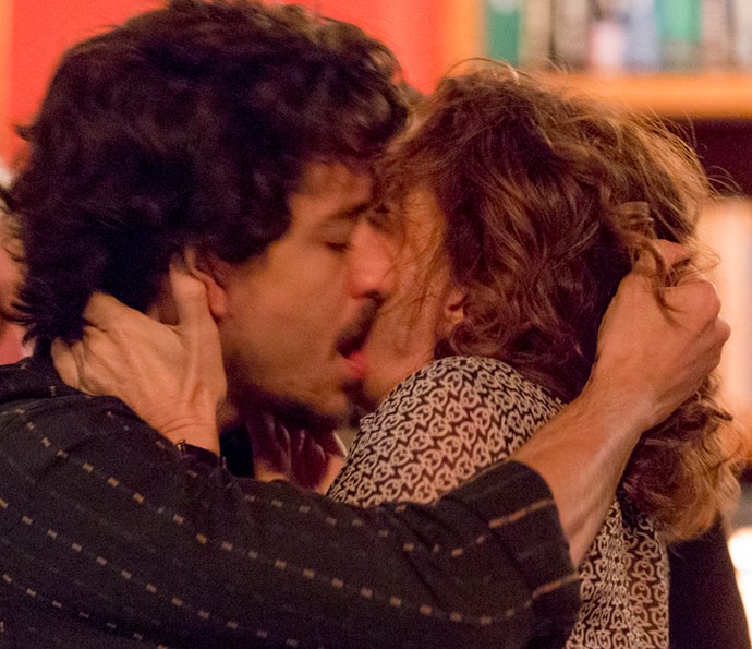 Vicente e Elisa se beijam e dividem opiniões