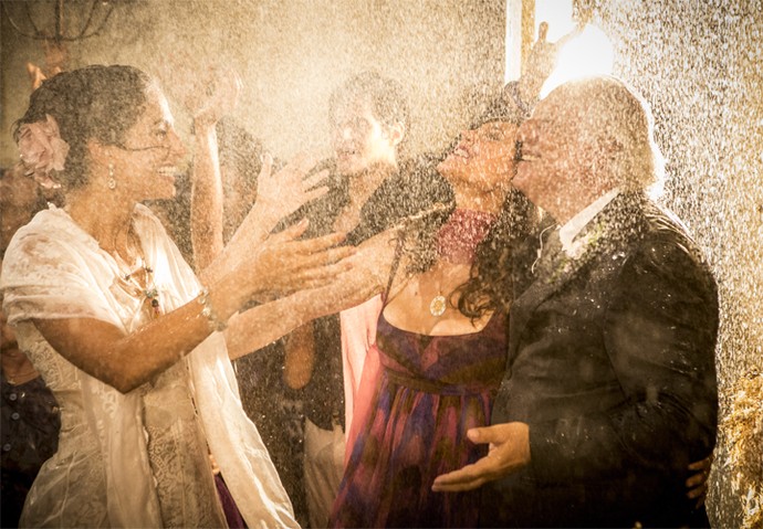 Chuva de emoção no casamento de Teresa e Santo no final de Velho Chico