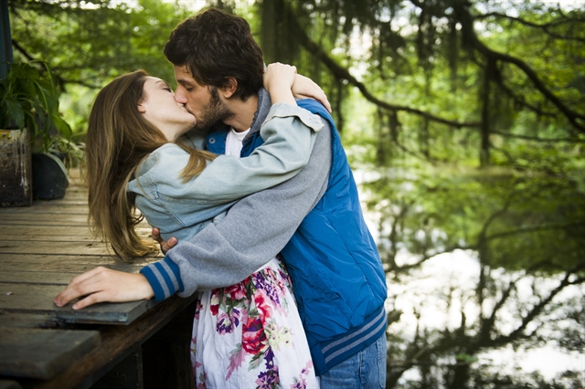 Helô (Isabelle Drummond) e Pedro (Chay Suede) em A Lei do Amor