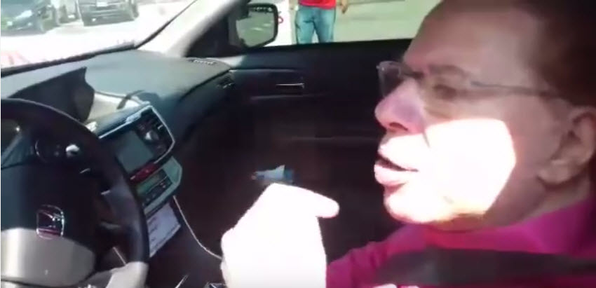 Silvio Santos conversa com manifestantes na entrada do SBT