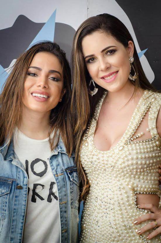 Thais Furlan faz show em Piracicaba e conhece sua musa, Anitta
