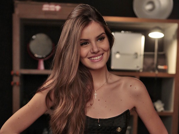 Camila Queiroz vai apresentar o Festeja Brasil