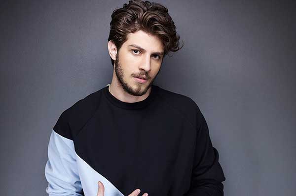 Chay Suede posa cabeludo ao lado de Laura Neiva e se declara: “Te amo demais, gatinha”
